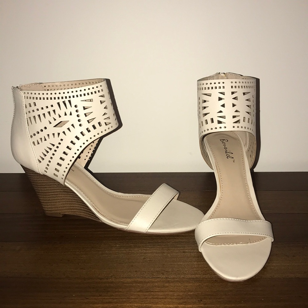 Super cute wedge sandals!